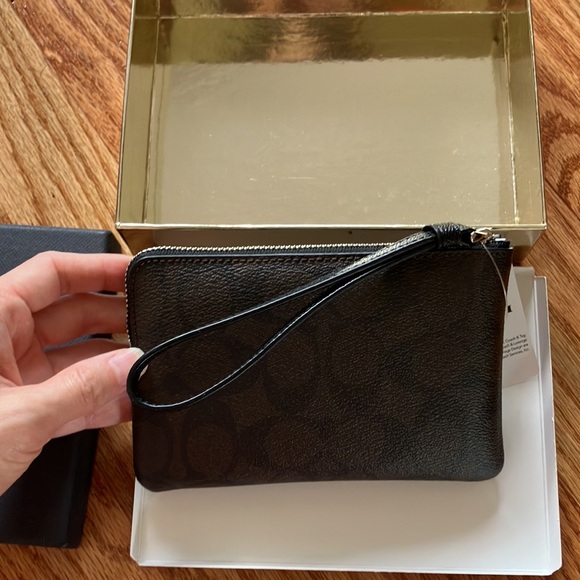 COACH BOXED CORNER ZIP WRISTLET WITH METALLIC COLORBLOCK 
SILVER/BROWN BLACK - Picture 7 of 10